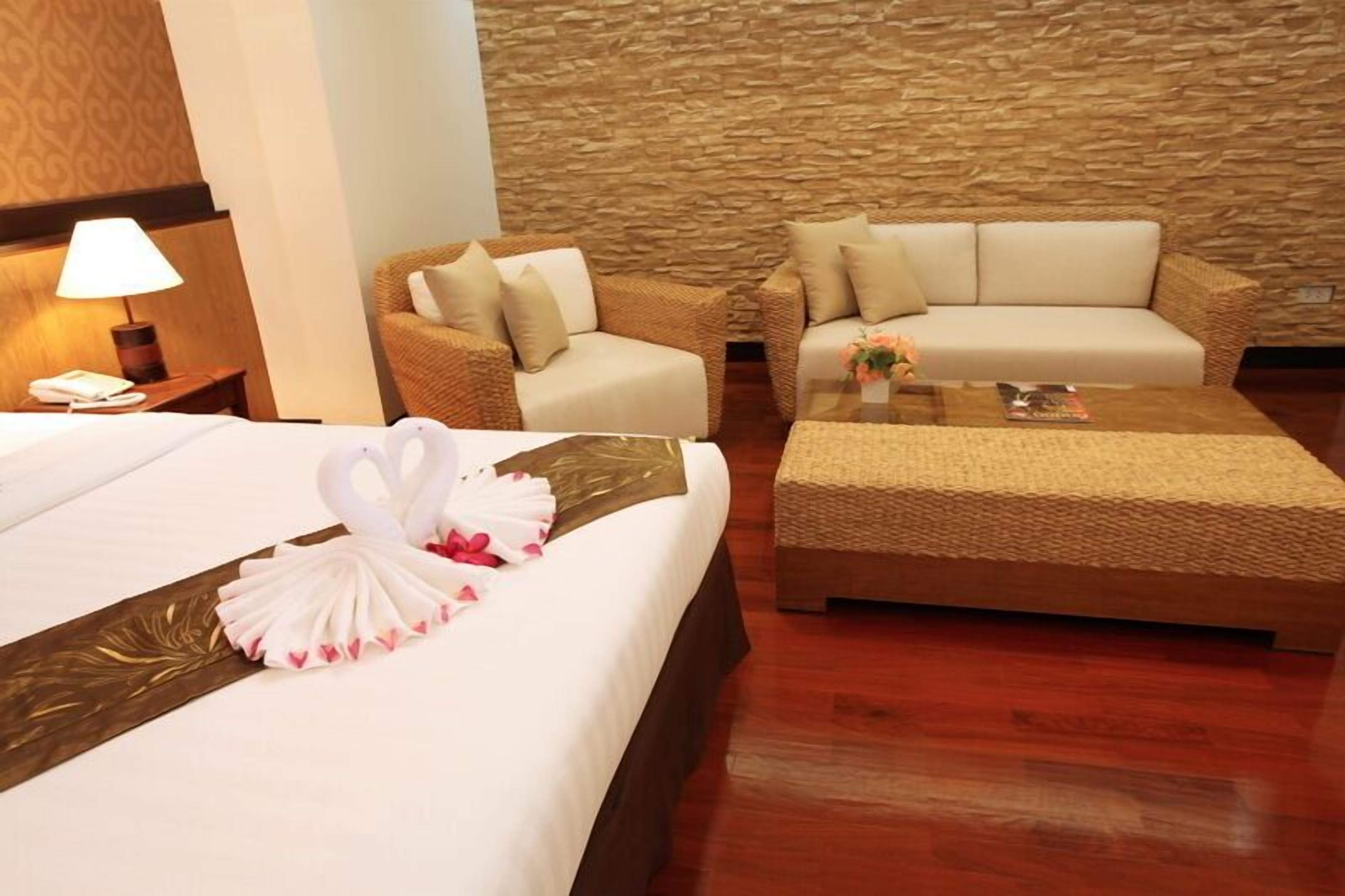 minibar, in-room safe, desk, rollaway beds