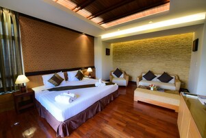 Minibar, caja de seguridad en la habitación y escritorio 