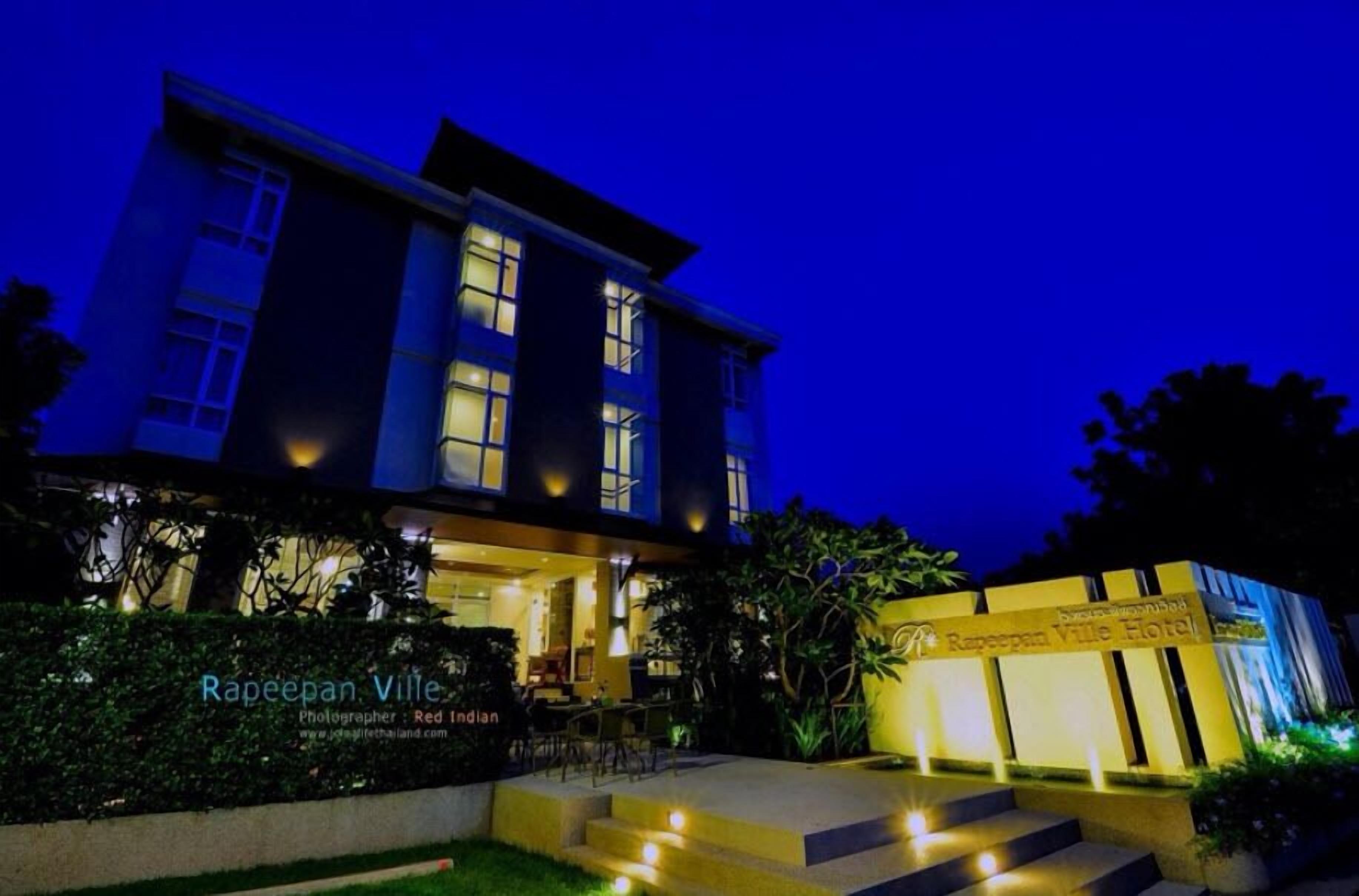 Minibar, brankas, meja kerja, dan tempat tidur lipat/tambahan