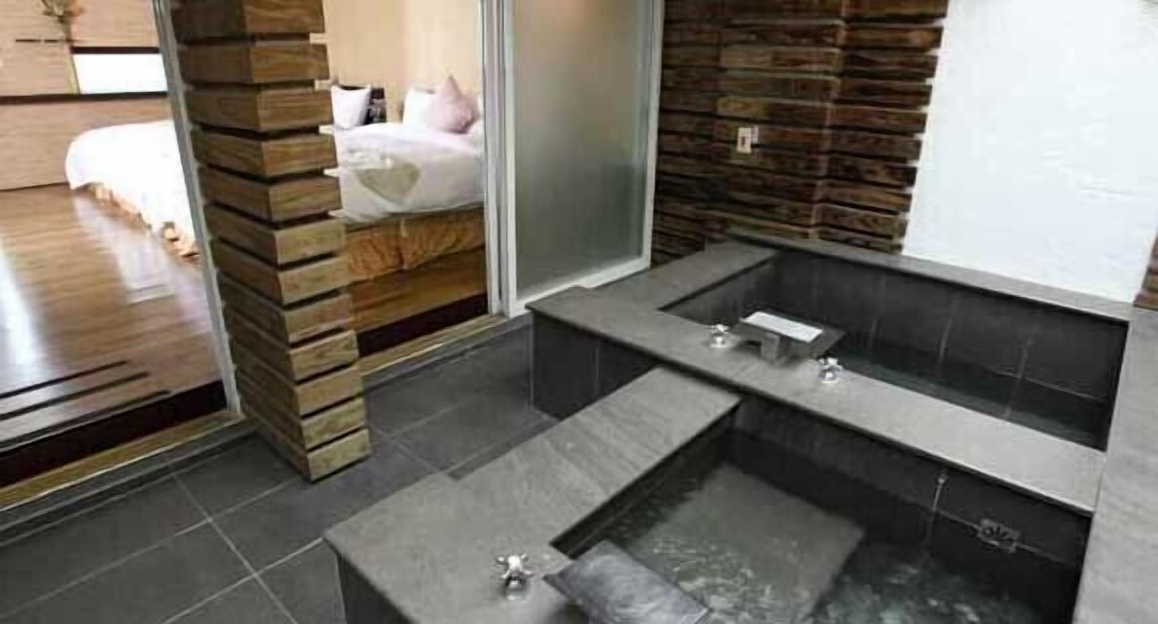 Deep-soaking bathtub