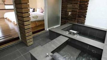 Deep-soaking bathtub