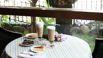 ランチ、ディナーに営業 (アジア料理)