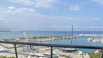 Standard Room, 1 Double or 2 Twin Beds, Balcony, Sea View | 1 bedroom, minibar, in-room safe, soundproofing