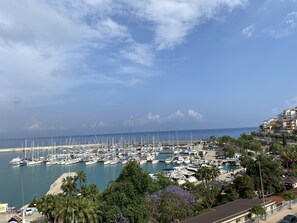 Minibar, caja fuerte, sistema de insonorización y wifi gratis