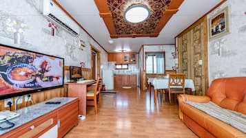 Family Room | Private kitchen | Full-size fridge, stovetop, cookware/dishes/utensils