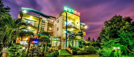 Fachada de la propiedad por la tarde o noche