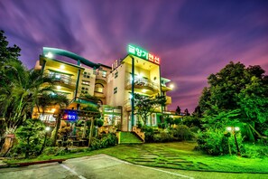 Front of property โ evening/night