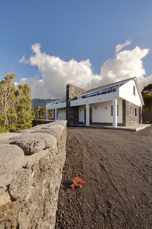 House (Fogo) | Exterior