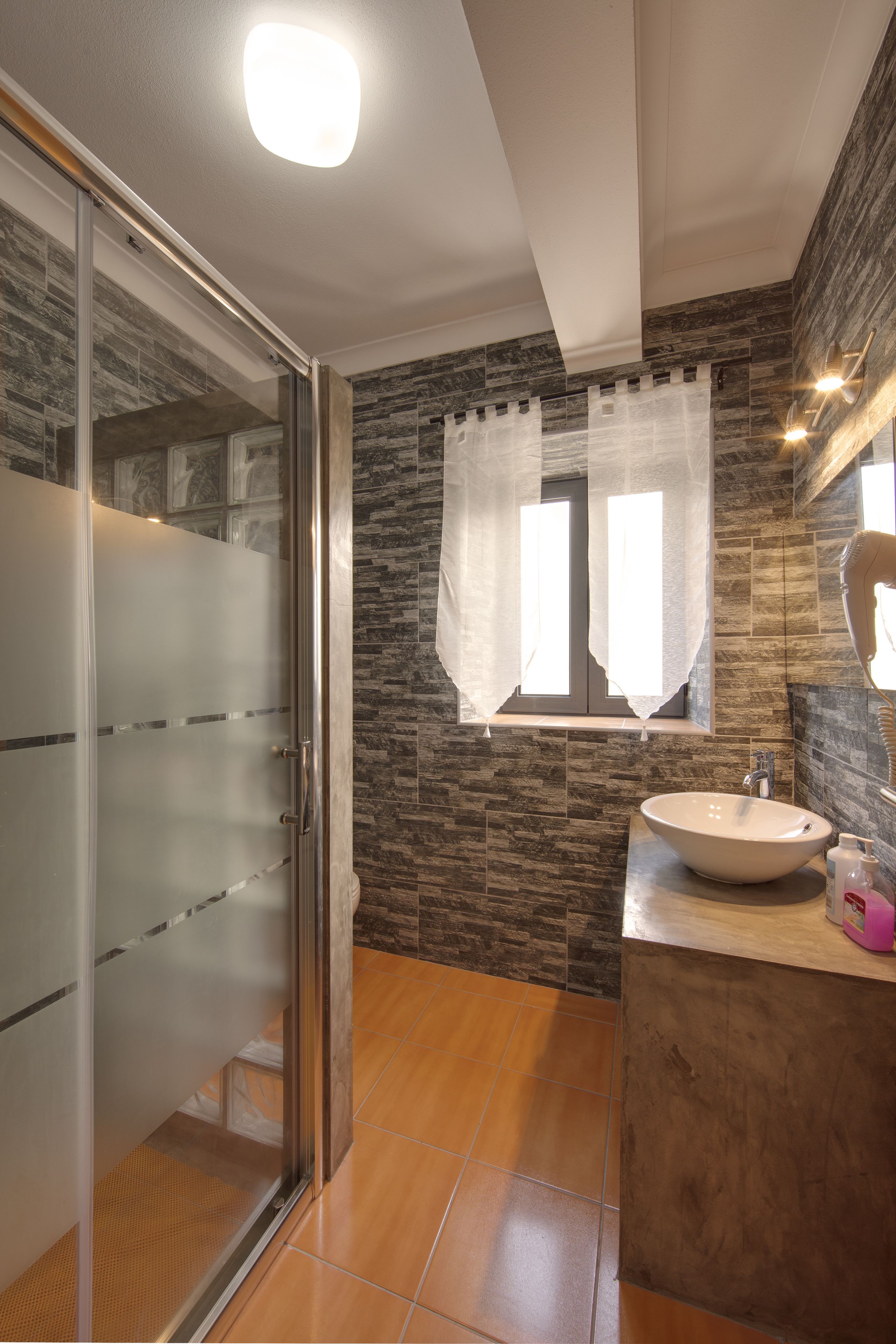 House (Fogo) | Bathroom | Shower, hair dryer, towels