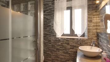 House (Fogo) | Bathroom | Shower, hair dryer, towels
