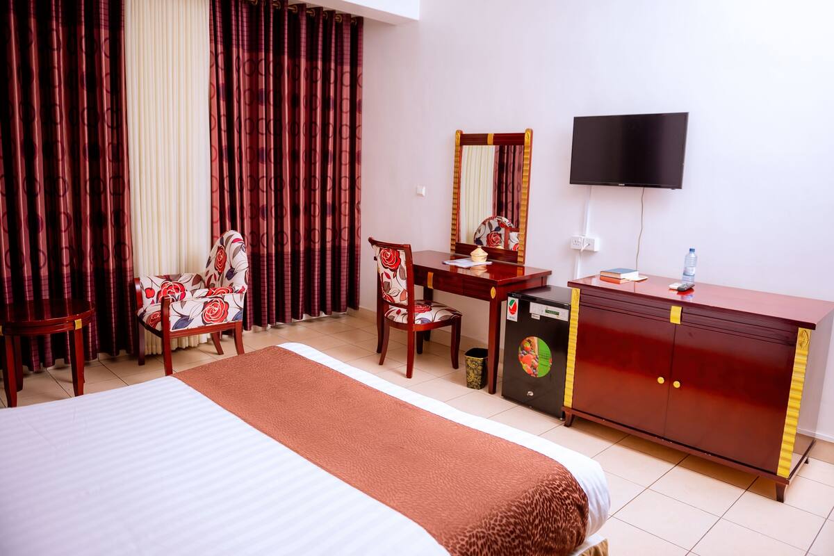 Desk, laptop workspace, WiFi (free), bed sheets