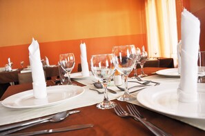 Serveert ontbijt, lunch, diner, internationale gerechten 