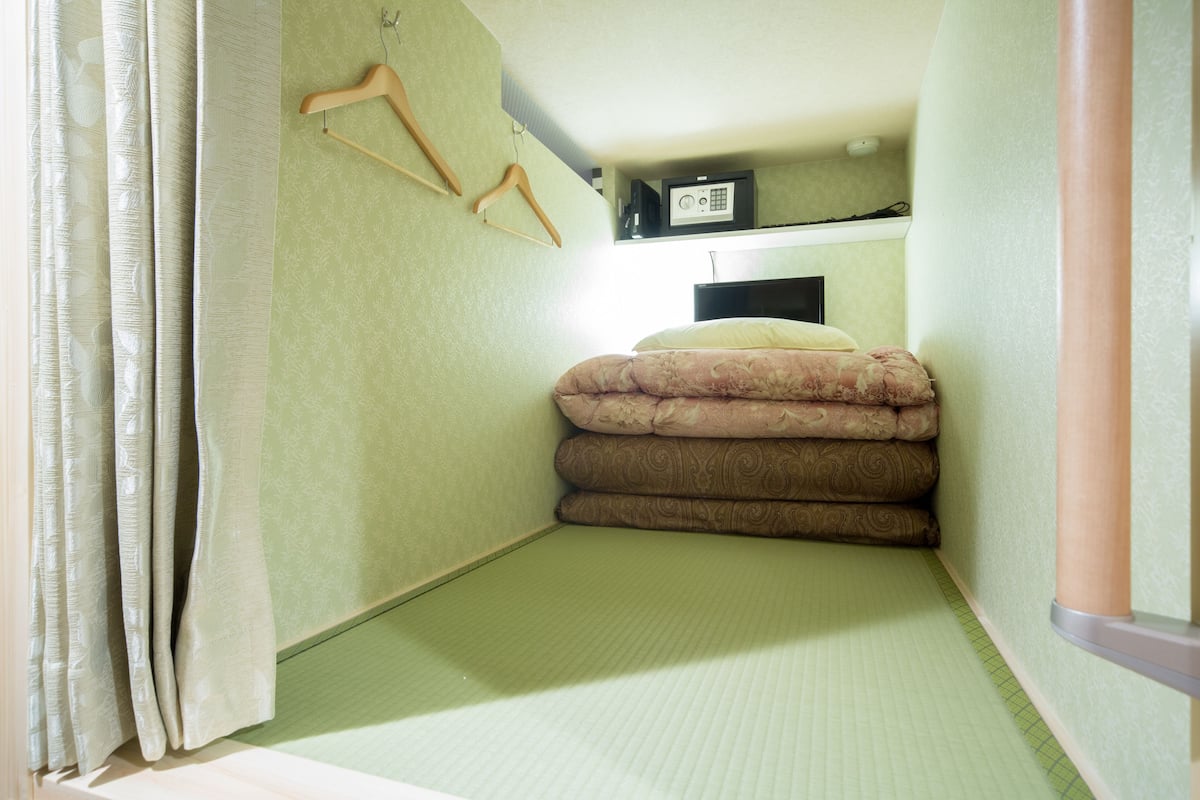 Free WiFi, bed sheets