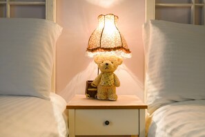 Desk, blackout curtains, rollaway beds, free WiFi - Rabbit house hotel (Kaohsiung)