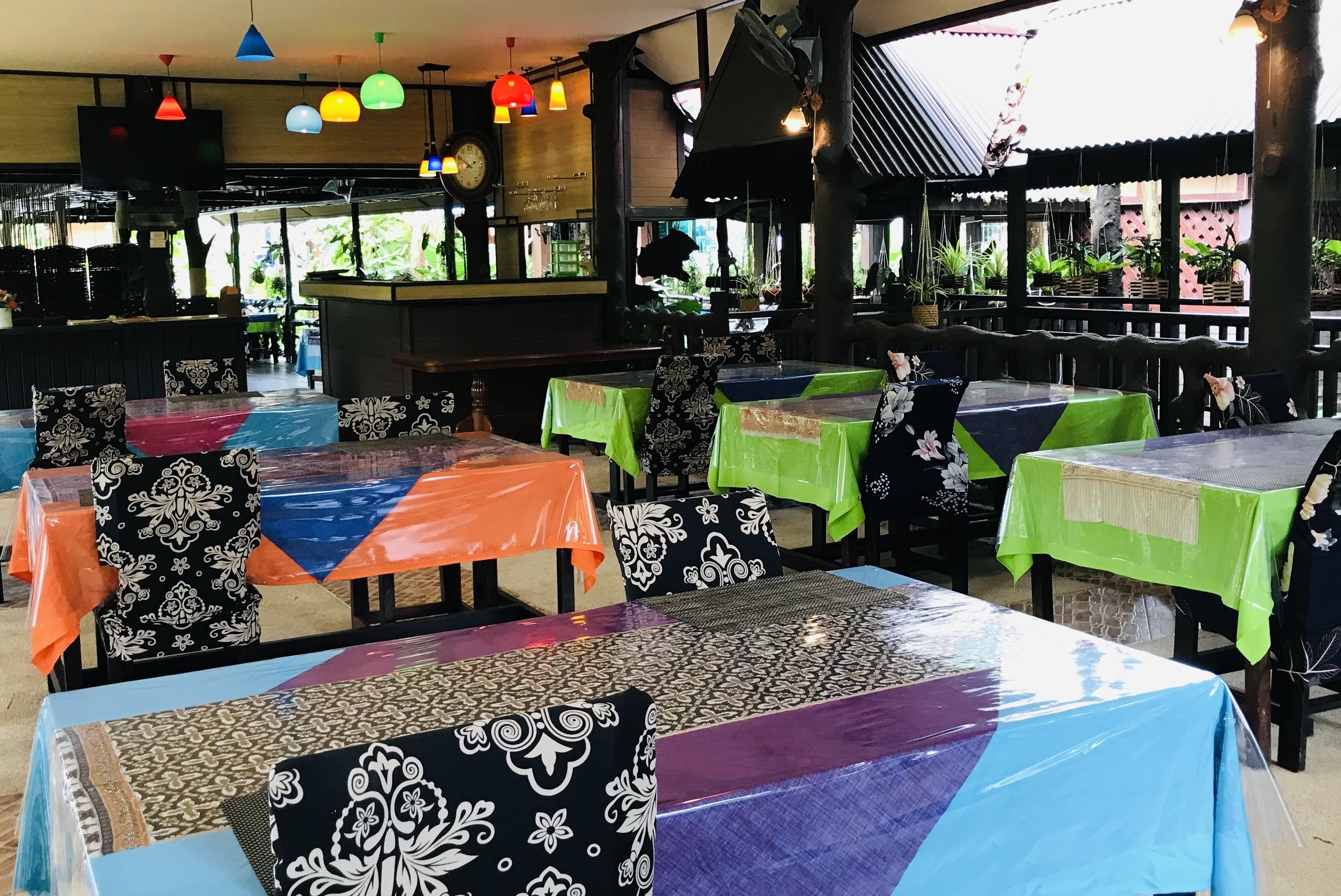 3 restaurants, breakfast, lunch, dinner served; thai cuisine