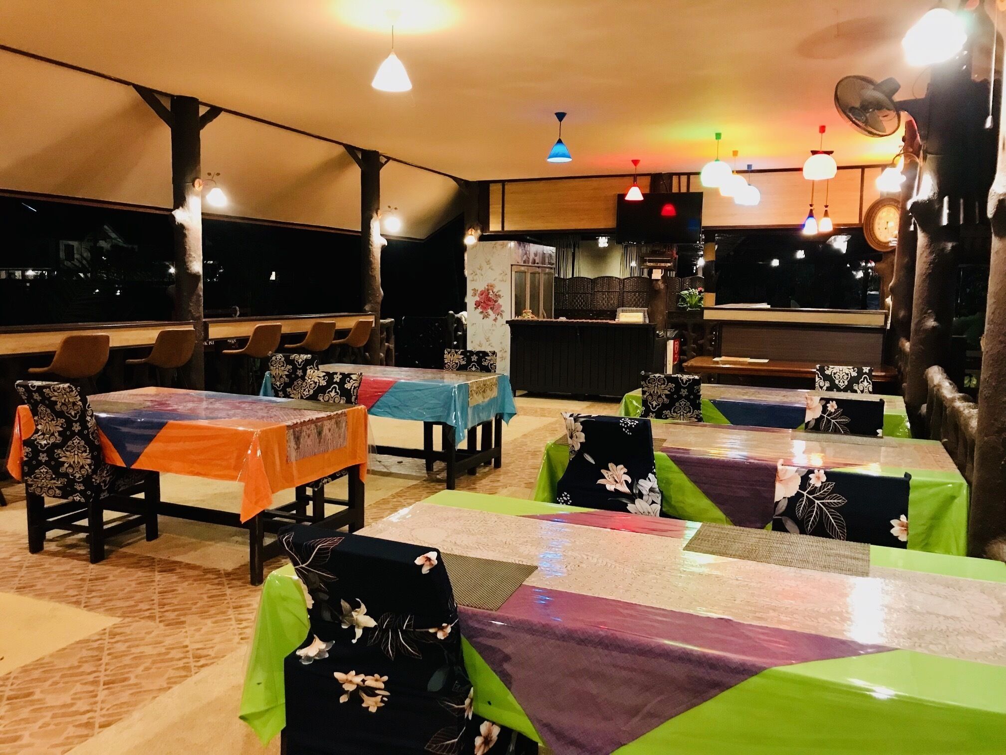 3 restaurants, breakfast, lunch, dinner served; thai cuisine