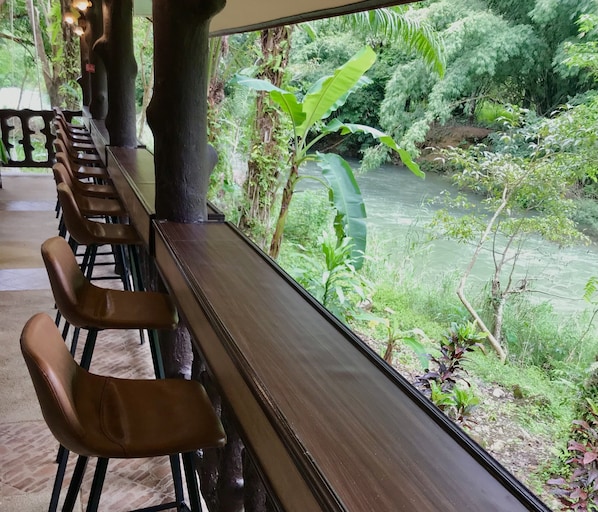 3 restaurants, breakfast, lunch, dinner served; Thai cuisine