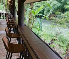 3 间餐厅，供应早餐、午餐和晚餐，泰国菜