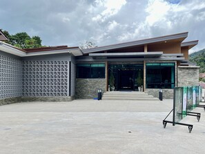 Free self-parking - Khao Sok River Lodge Hotel (Phanom)