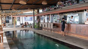 Bar en bord de piscine