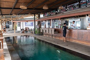 Bar junto a la piscina