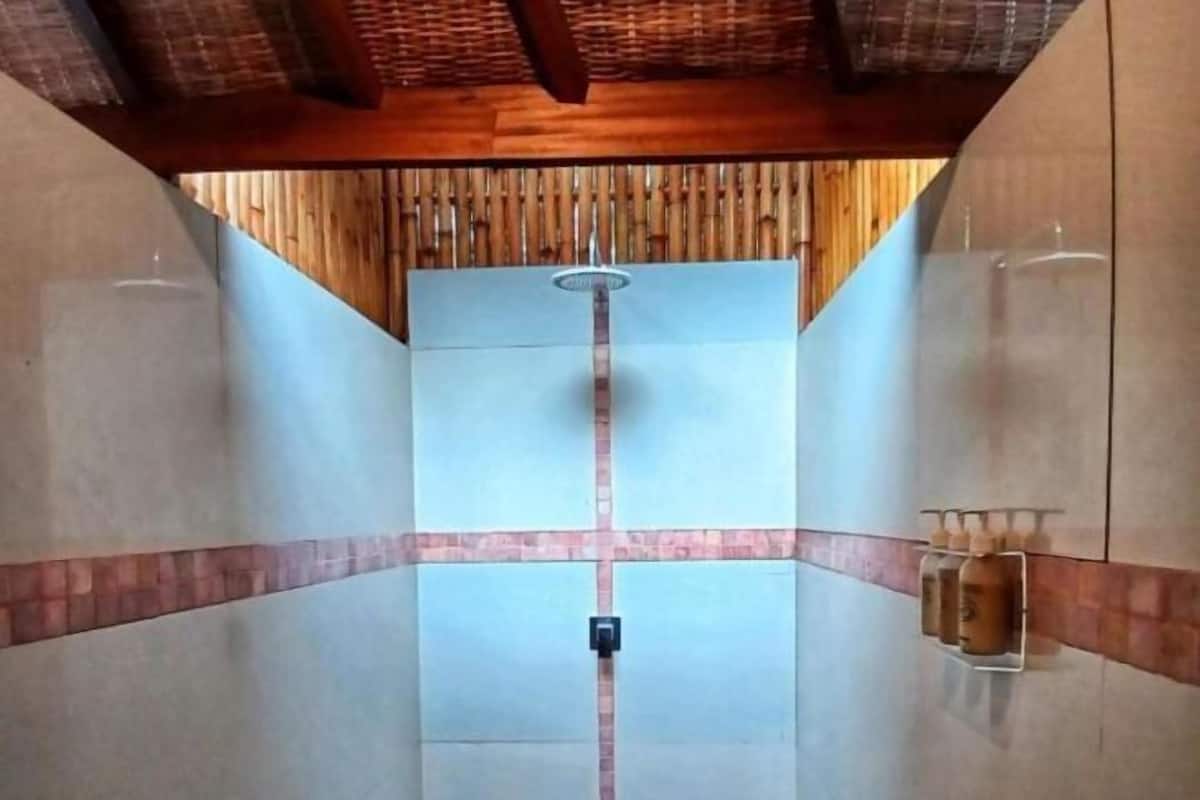 Badkamer | Een douche, gratis toiletartikelen, een haardroger, badjassen