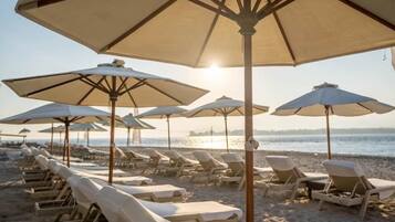 Una spiaggia nelle vicinanze