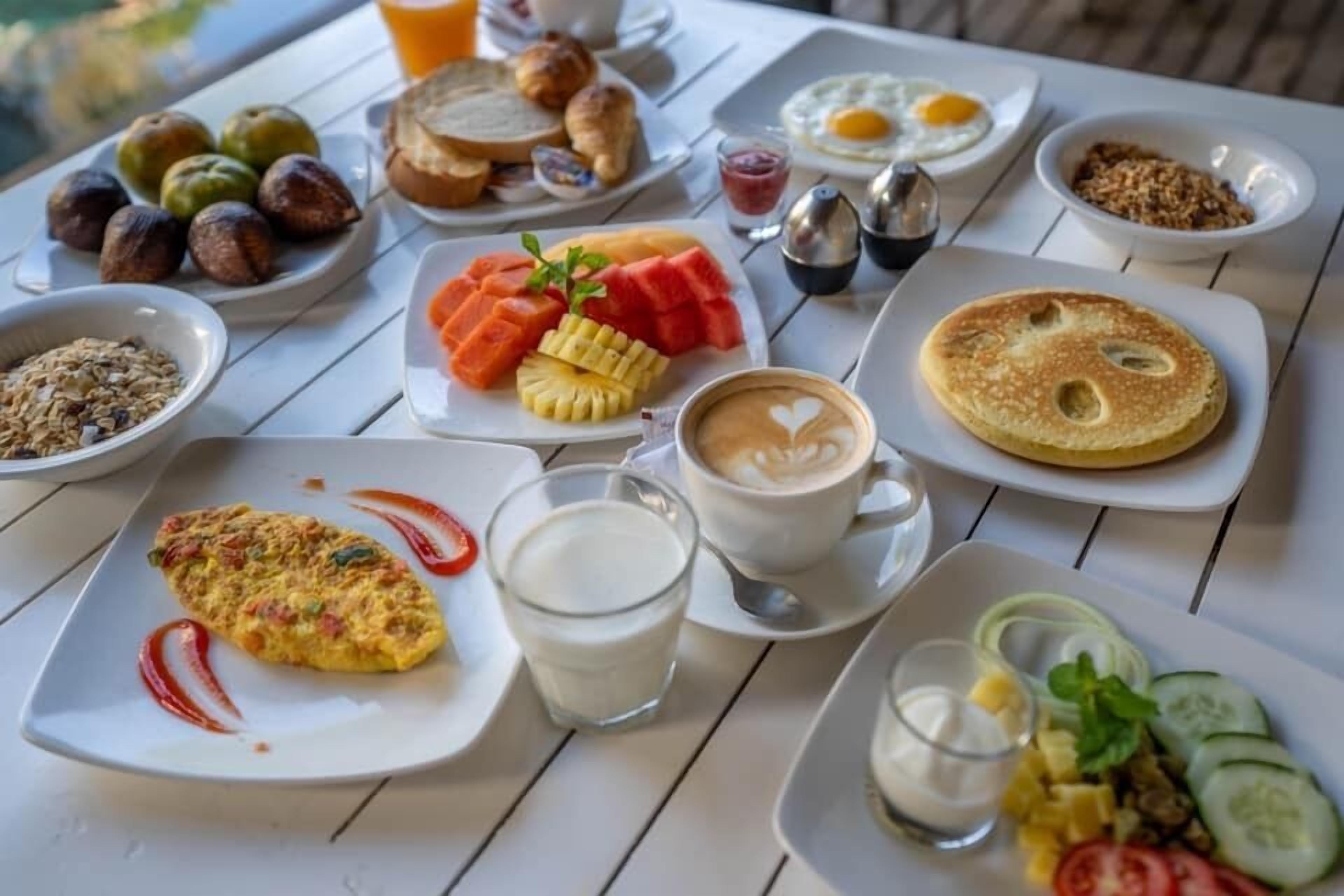 daily cooked-to-order breakfast for a fee