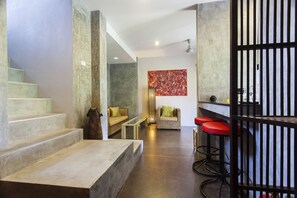 Villa Deluxe, 2 chambres, vue mer, en bord de piscine | Salle de séjour | Télévision à écran plat, lecteur de DVD