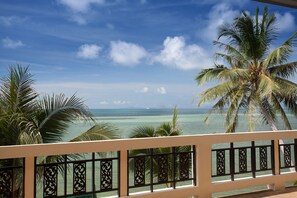 Beachfront Villa 3 Bedrooms | 1 Schlafzimmer, hochwertige Bettwaren, Daunenbettdecken, Zimmersafe