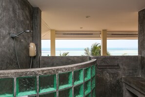 Beachfront Villa 3 Bedrooms | Salle de bain | Douche, articles de toilette gratuits, serviettes fournies