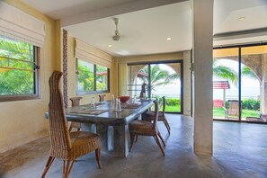 Beachfront Villa 3 Bedrooms | 1 chambre, literie de qualité, couette en duvet, coffre-fort