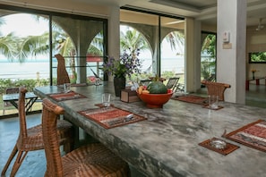 Beachfront Villa 3 Bedrooms | 1 habitación, ropa de cama de alta calidad y edredón