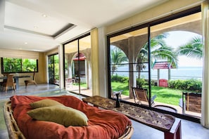 Beachfront Villa 3 Bedrooms | 1 habitación, ropa de cama de alta calidad y edredón