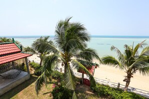 Beachfront Villa 3 Bedrooms | 1 chambre, literie de qualité supérieure, couette en duvet d'oie