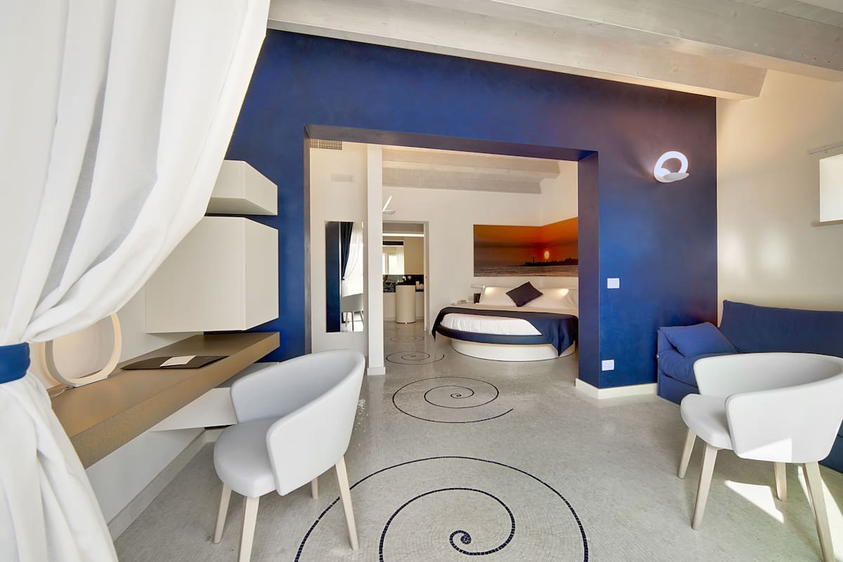 premier studio suite | 1 bedroom, pillow-top beds, minibar, in-room safe