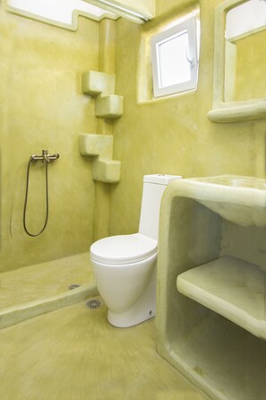 Shower, free toiletries, hair dryer, towels - Paul's Studio (Santorini)