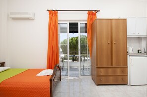 Fridge, stovetop, electric kettle, cookware/dishes/utensils - Paul's Studio (Santorini)