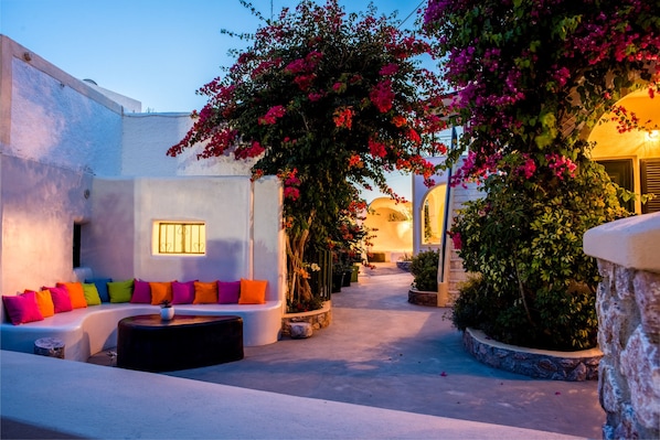 Courtyard - Paul's Studio (Santorini)