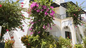 A white building with a balcony and a staircase. - Paul's Studio (Santorini)