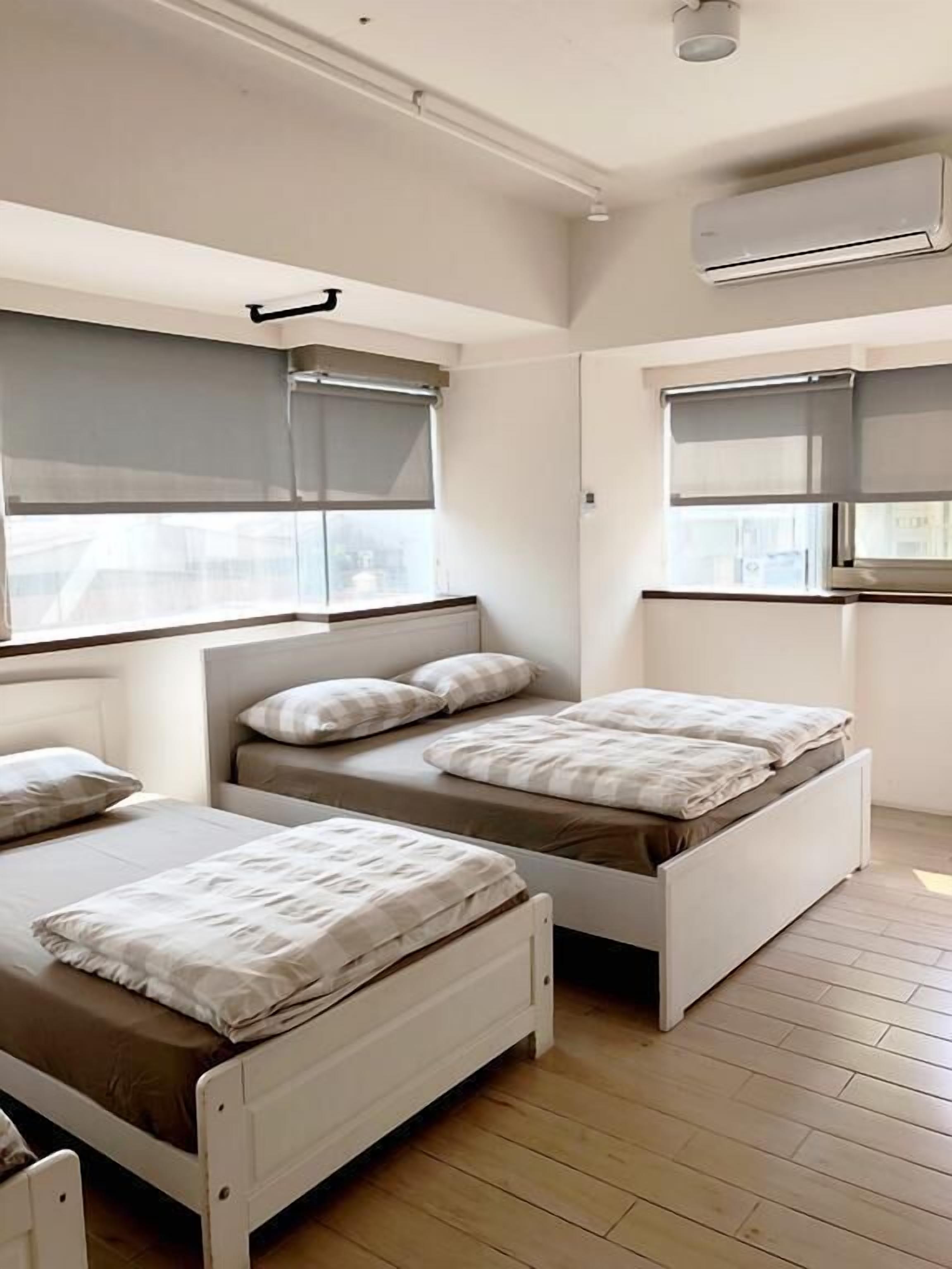 Hypo-allergenic bedding, in-room safe, blackout drapes, soundproofing