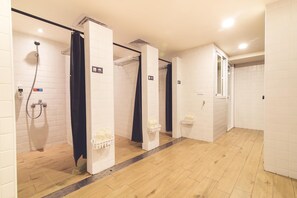 Een douche, gratis toiletartikelen, een haardroger, pantoffels