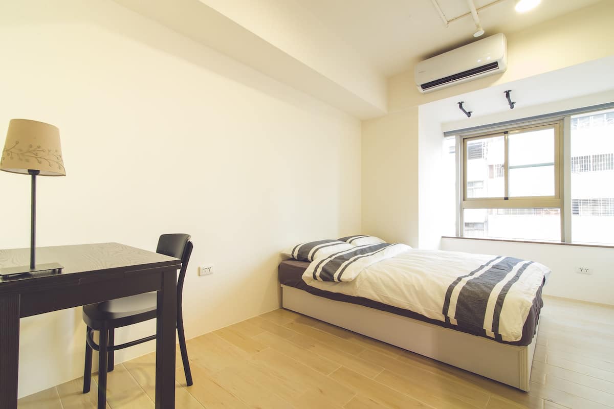 Hypo-allergenic bedding, in-room safe, blackout curtains, soundproofing