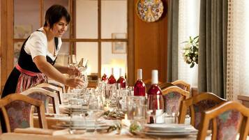 Breakfast, lunch, dinner served; local cuisine