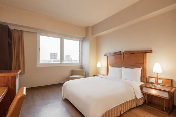 Escritorio, cortinas blackout y sistema de insonorización