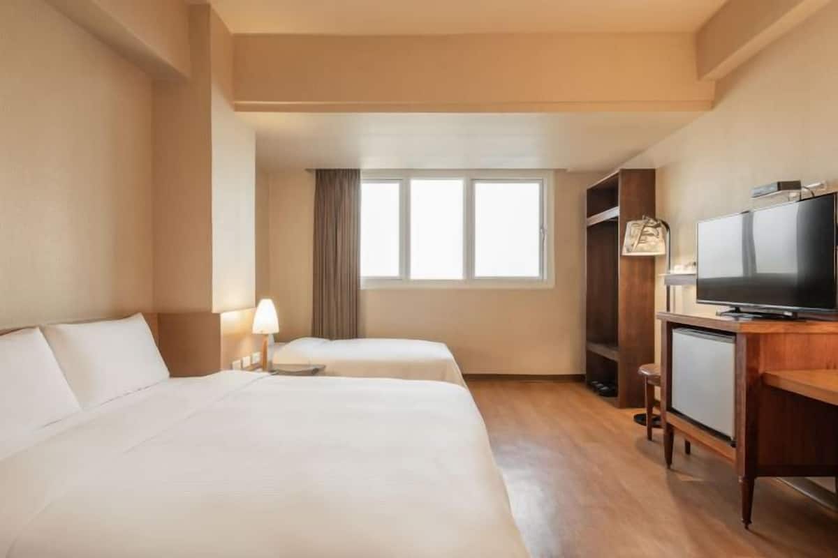 Escrivaninha, cortinas blackout, quartos à prova de som