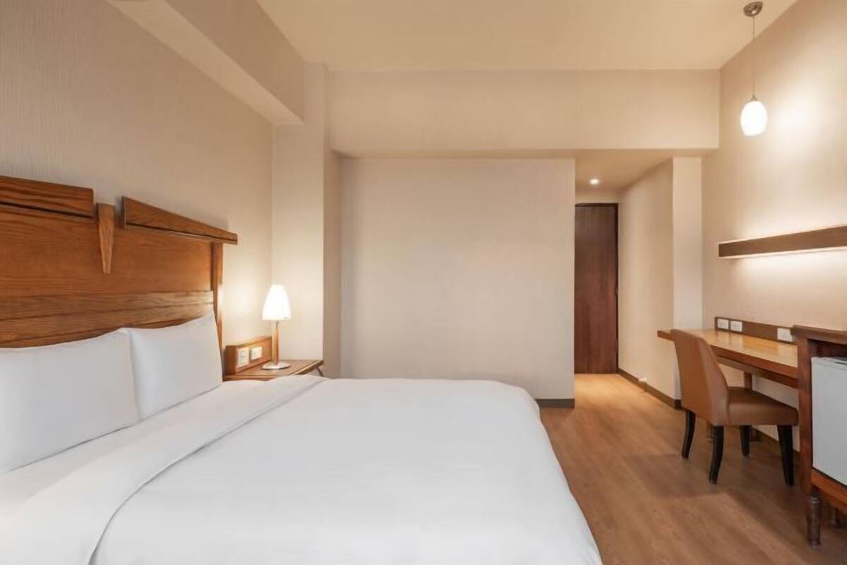 Escritorio, cortinas opacas, sistema de insonorización