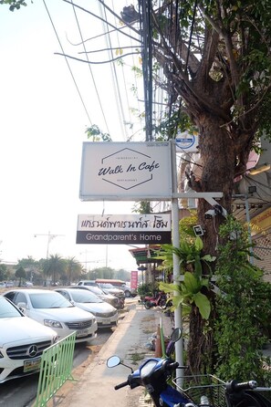 Vista frontal de la propiedad