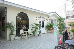 Vista frontal de la propiedad