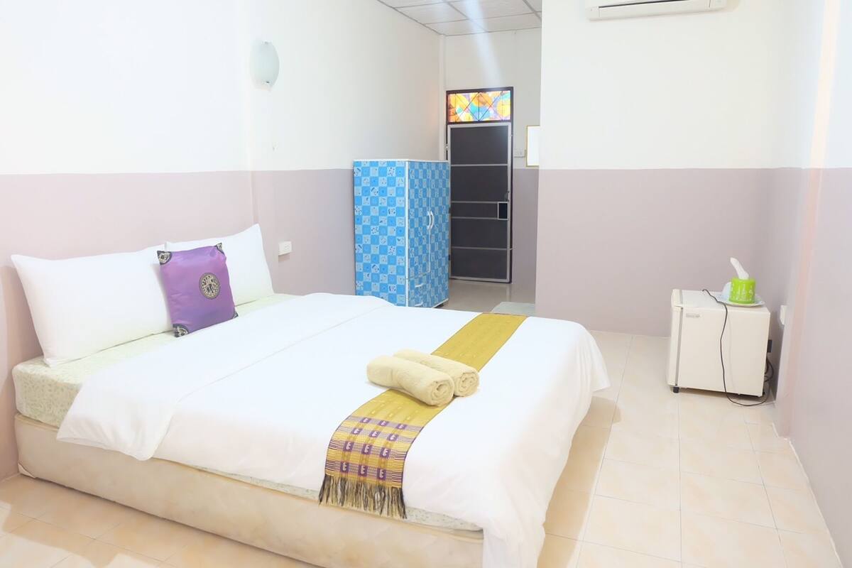 Escritorio, wifi gratis y ropa de cama